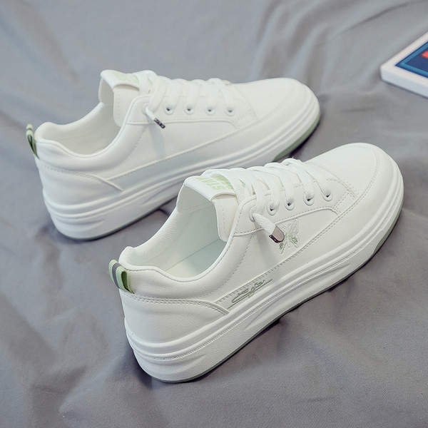 Moodsad valged paelte ja tikanditega naiste tossud