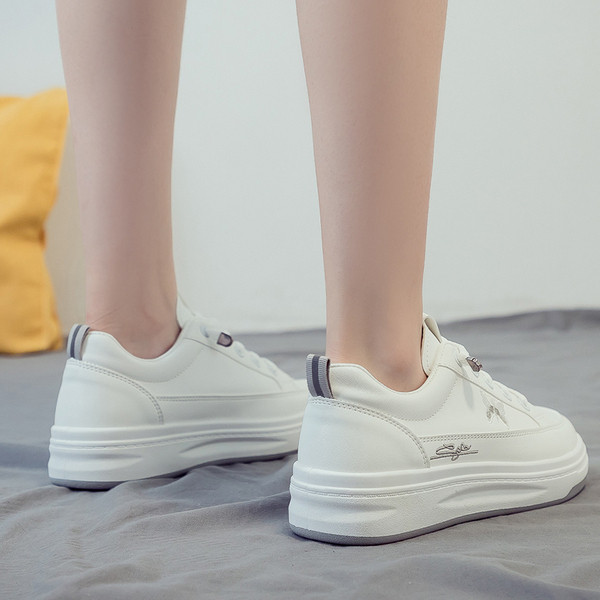 Moodsad valged paelte ja tikanditega naiste tossud