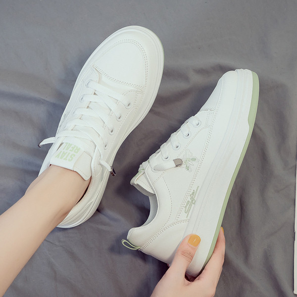 Moodsad valged paelte ja tikanditega naiste tossud