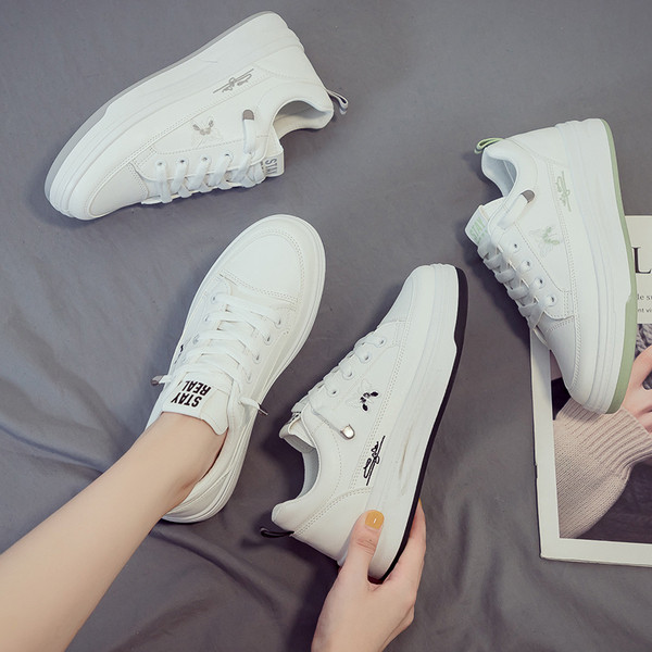 Moodsad valged paelte ja tikanditega naiste tossud