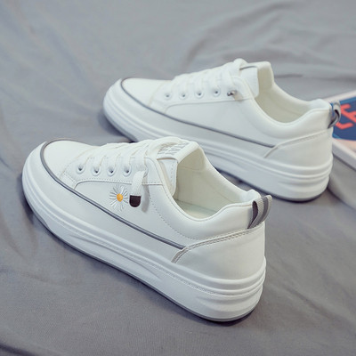 Μοντέρνα γυναικεία αθλητικά παπούτσια με κορδόνια και κέντημα μαργαρίτας