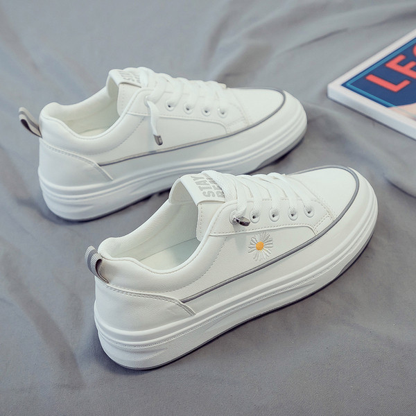 Μοντέρνα γυναικεία αθλητικά παπούτσια με κορδόνια και κέντημα μαργαρίτας