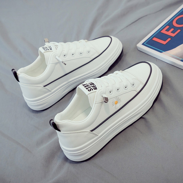 Μοντέρνα γυναικεία αθλητικά παπούτσια με κορδόνια και κέντημα μαργαρίτας