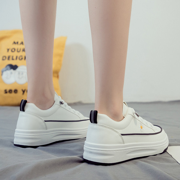 Μοντέρνα γυναικεία αθλητικά παπούτσια με κορδόνια και κέντημα μαργαρίτας