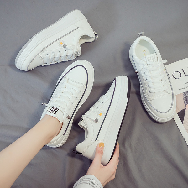 Μοντέρνα γυναικεία αθλητικά παπούτσια με κορδόνια και κέντημα μαργαρίτας