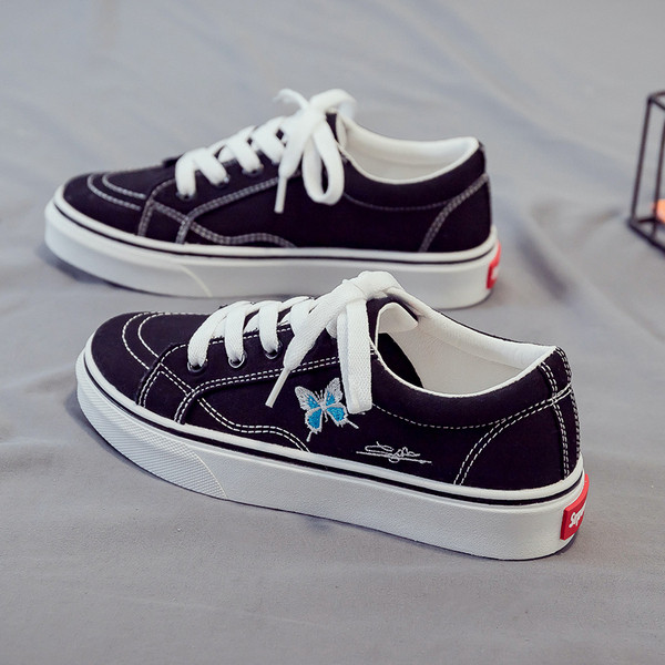 Paelte ja tikanditega sportlikud ja igapäevased naiste tossud