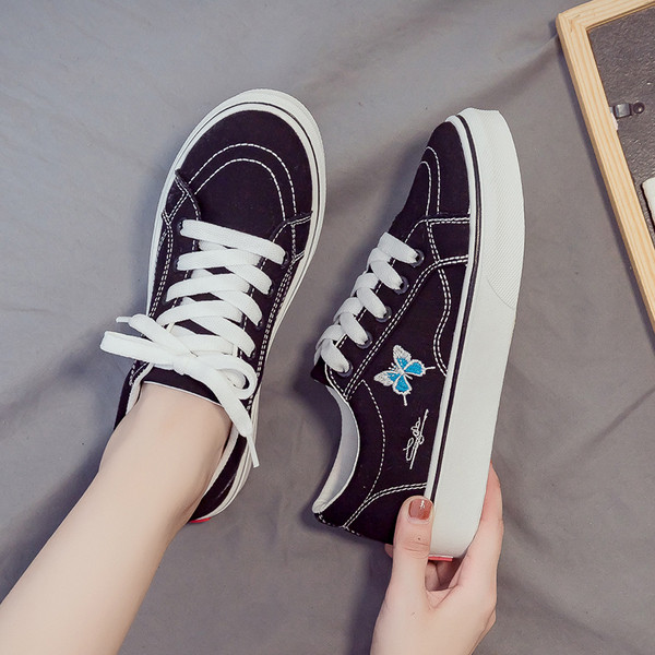 Paelte ja tikanditega sportlikud ja igapäevased naiste tossud