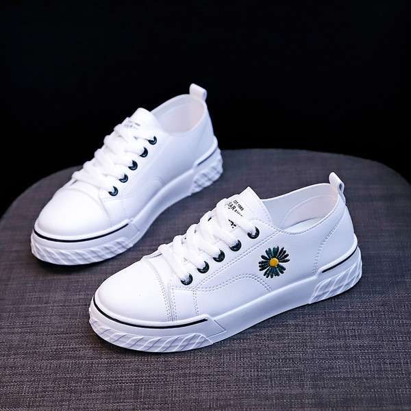 Αθλητικά-casual γυναικεία παπούτσια με κορδόνια και κέντημα λουλουδιών