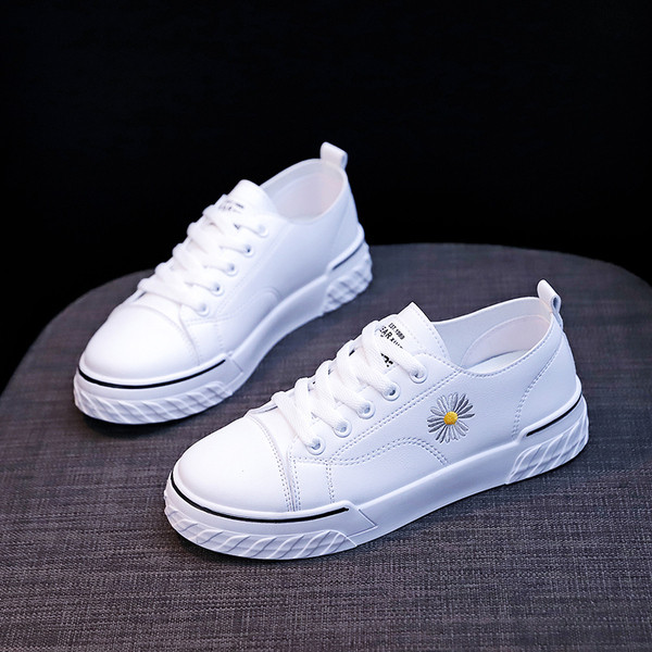 Αθλητικά-casual γυναικεία παπούτσια με κορδόνια και κέντημα λουλουδιών