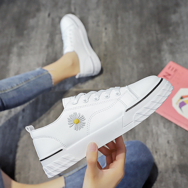 Αθλητικά-casual γυναικεία παπούτσια με κορδόνια και κέντημα λουλουδιών
