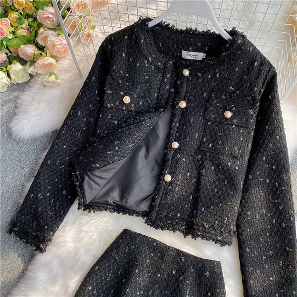 Set elegant pentru femei, care include o jachetă și o fustă cu talie înaltă