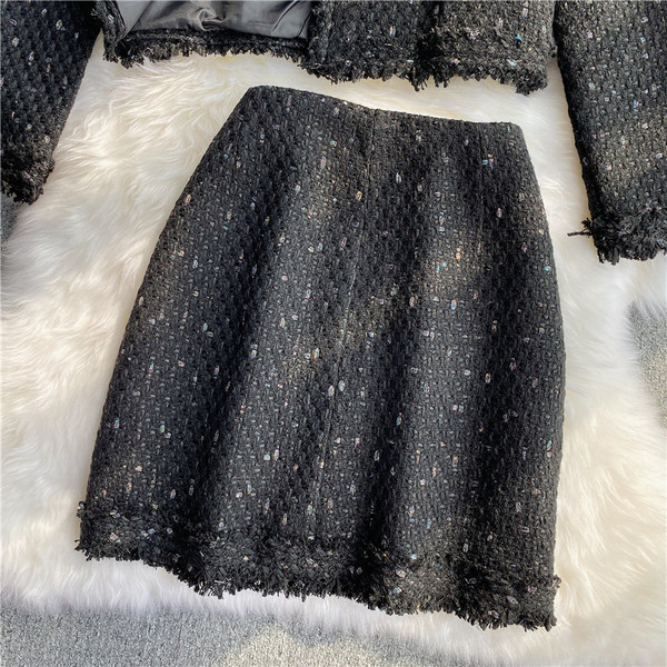 Set elegant pentru femei, care include o jachetă și o fustă cu talie înaltă