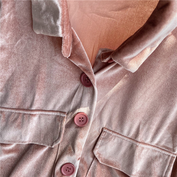Μοντέρνο γυναικείο πουκάμισο με κουμπιά, τσέπες και κλασικό γιακά