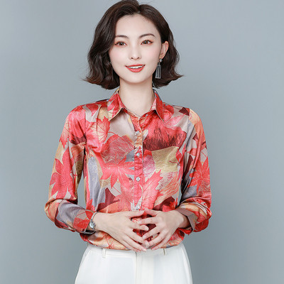 Szatén női ing virágos motívumokkal és klasszikus gallérral