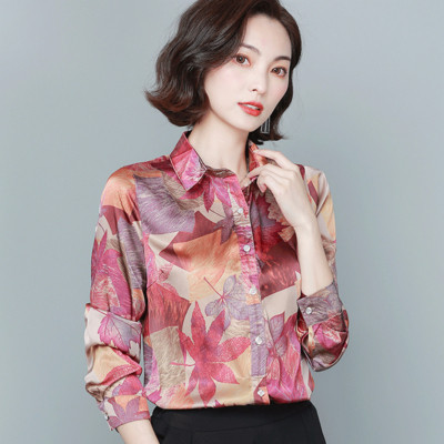 Szatén női ing virágos motívumokkal és klasszikus gallérral