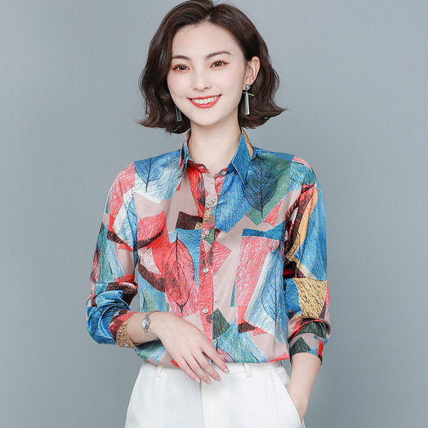 Szatén női ing virágos motívumokkal és klasszikus gallérral