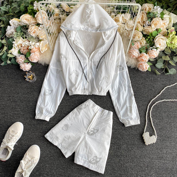 Alkalmi női rövidnadrág és felső szett kapucnival és cipzárral