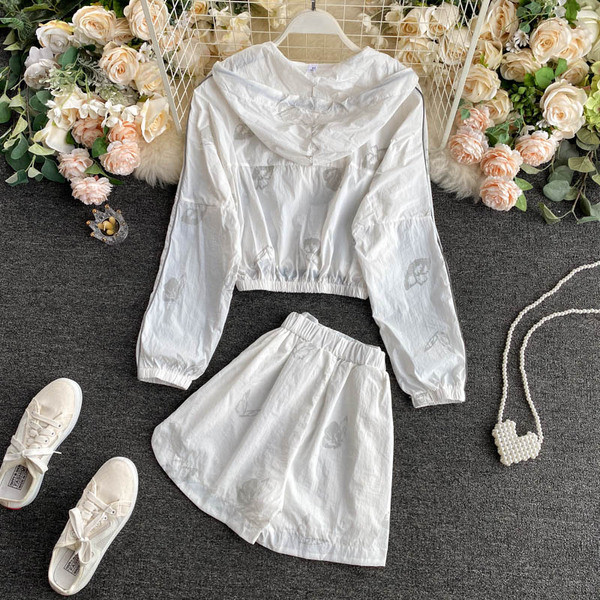 Alkalmi női rövidnadrág és felső szett kapucnival és cipzárral