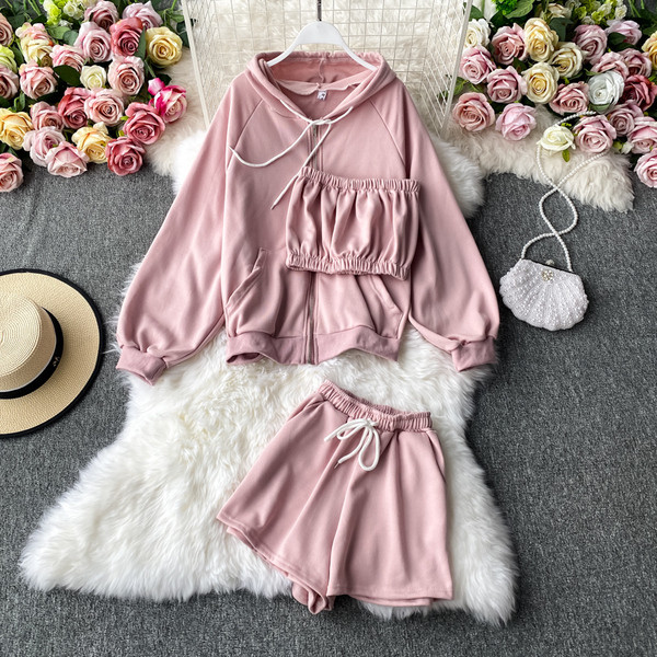 Naiste igapäevane kolmeosaline komplekt - dressipluus, rinnakas ja lühikesed püksid