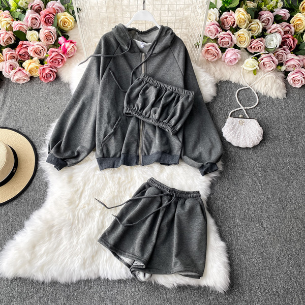 Naiste igapäevane kolmeosaline komplekt - dressipluus, rinnakas ja lühikesed püksid