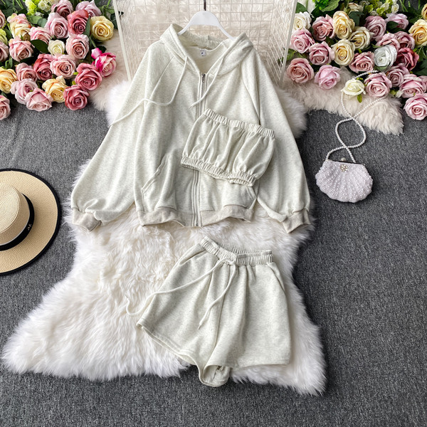 Naiste igapäevane kolmeosaline komplekt - dressipluus, rinnakas ja lühikesed püksid