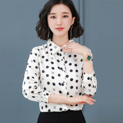 Satīna sieviešu punktveida krekls ar klasisku apkakli un garām piedurknēm