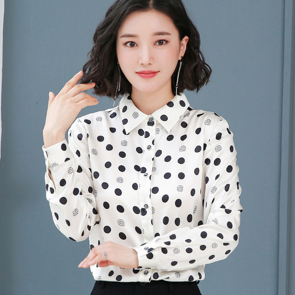 Satīna sieviešu punktveida krekls ar klasisku apkakli un garām piedurknēm