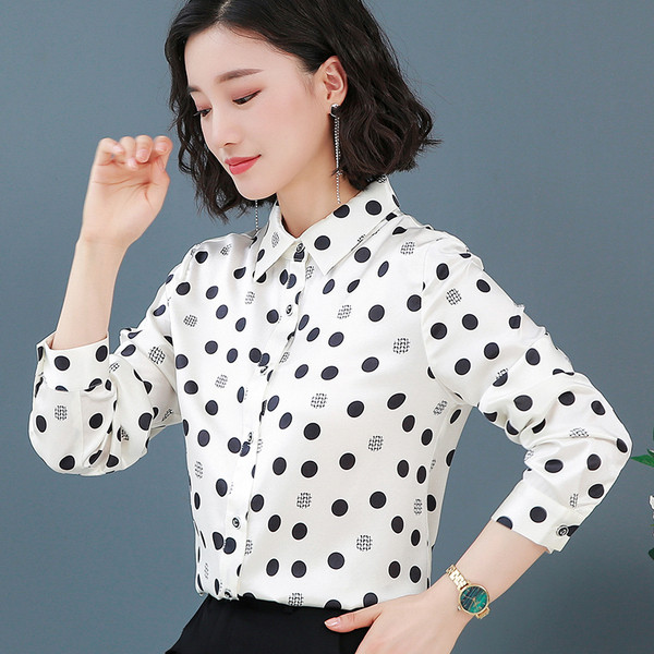 Satīna sieviešu punktveida krekls ar klasisku apkakli un garām piedurknēm