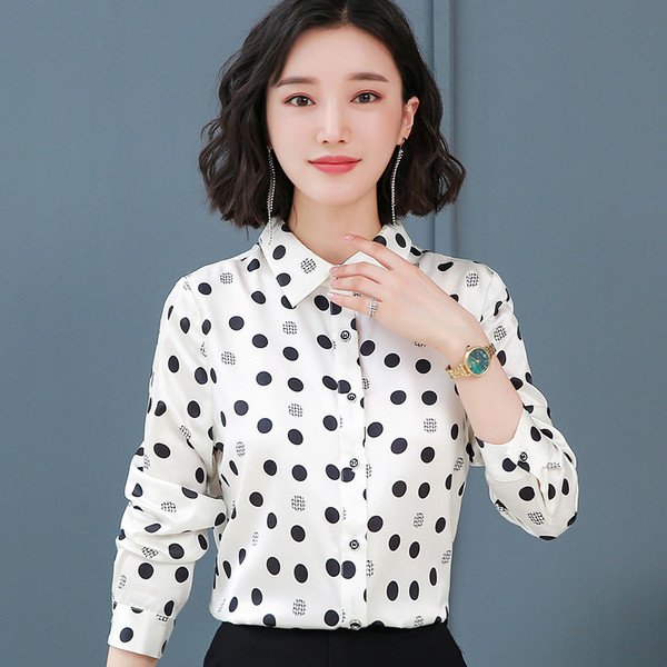 Satīna sieviešu punktveida krekls ar klasisku apkakli un garām piedurknēm