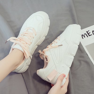 Μοντέρνα γυναικεία αθλητικά παπούτσια με κορδόνια και παχιά σόλα σε λευκό χρώμα
