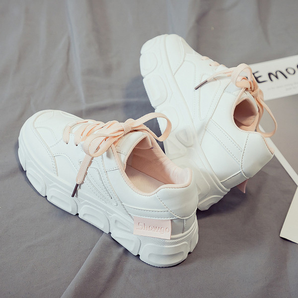 Μοντέρνα γυναικεία αθλητικά παπούτσια με κορδόνια και παχιά σόλα σε λευκό χρώμα
