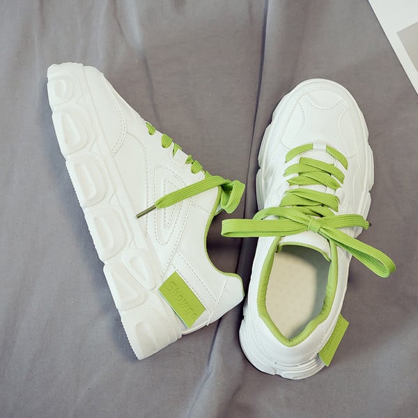 Μοντέρνα γυναικεία αθλητικά παπούτσια με κορδόνια και παχιά σόλα σε λευκό χρώμα