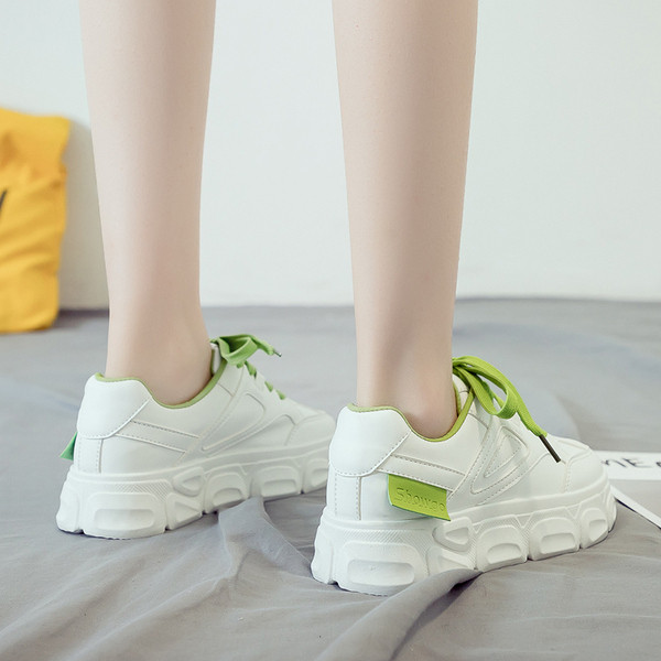 Μοντέρνα γυναικεία αθλητικά παπούτσια με κορδόνια και παχιά σόλα σε λευκό χρώμα
