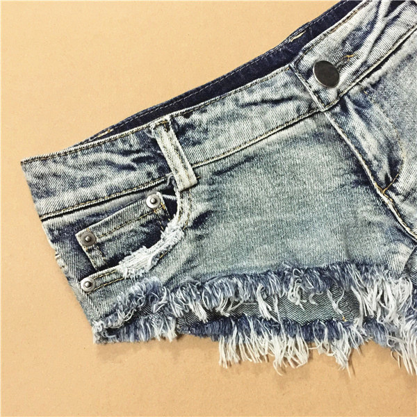 Praegused naiste teksapüksid standardse vöökohaga