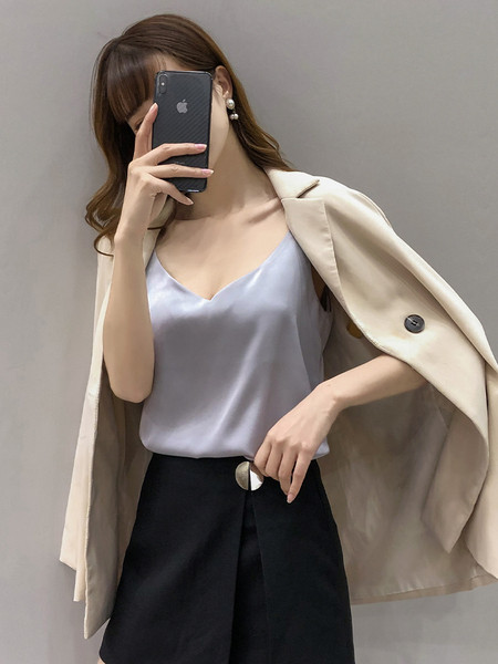 Maieu elegant din satin, cu decolteu spitz și bretele subțiri