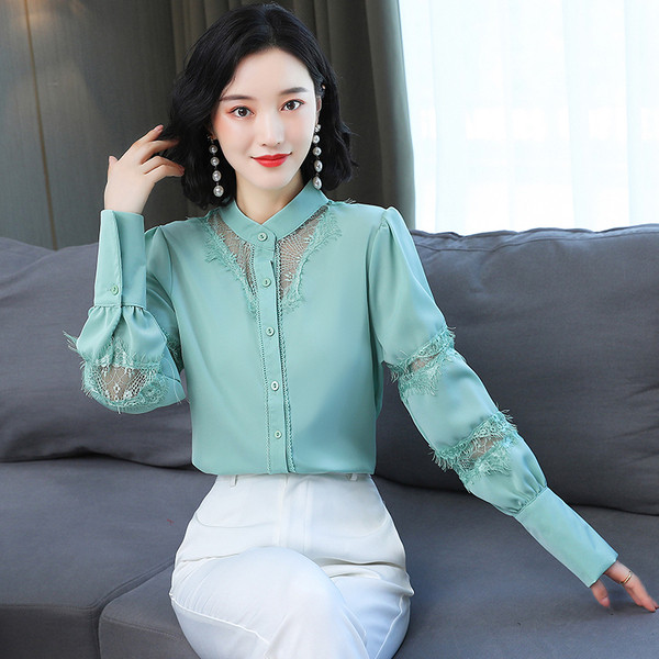 Κομψό γυναικείο πουκάμισο με δαντέλα και χαμηλό γιακά