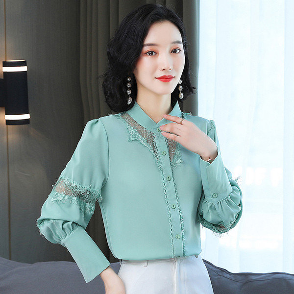 Κομψό γυναικείο πουκάμισο με δαντέλα και χαμηλό γιακά