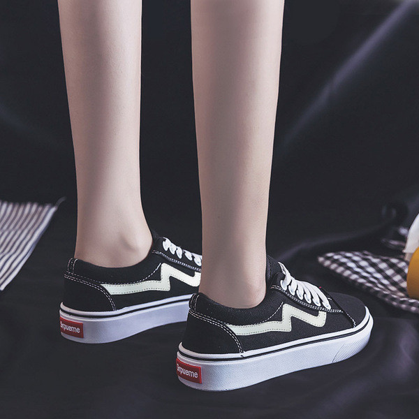 Casual γυναικεία αθλητικά παπούτσια με κορδόνια και λευκή σόλα