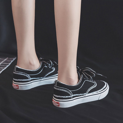 Αθλητικά και casual γυναικεία παπούτσια με κορδόνια και λευκή σόλα