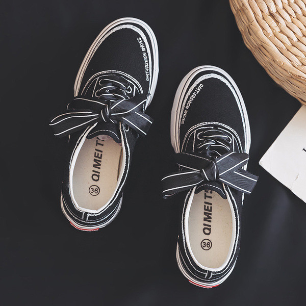 Αθλητικά και casual γυναικεία παπούτσια με κορδόνια και λευκή σόλα