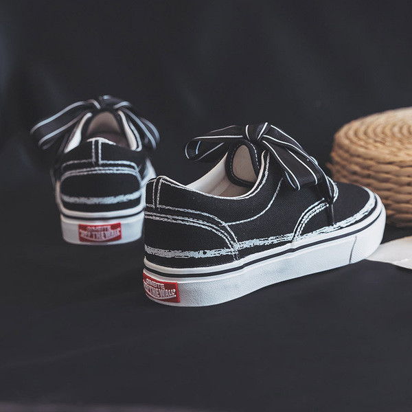 Αθλητικά και casual γυναικεία παπούτσια με κορδόνια και λευκή σόλα