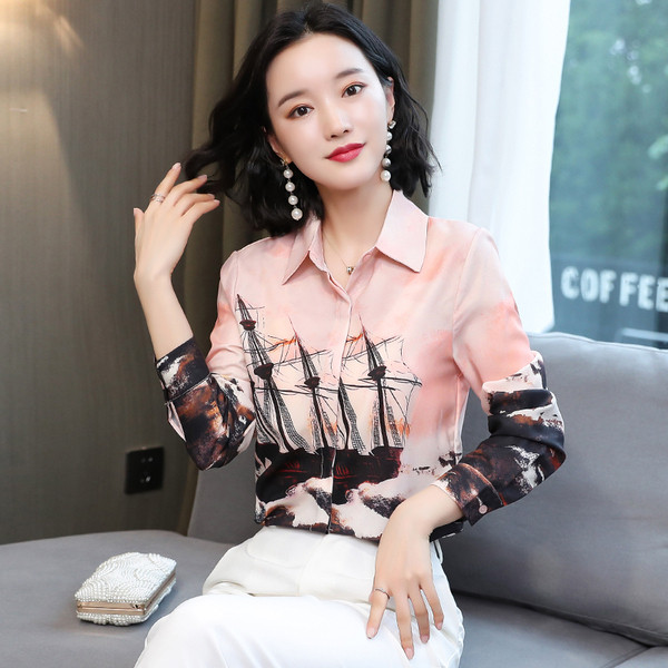 Uue mudeli aplikatsiooni ja klassikalise kraega naiste särk