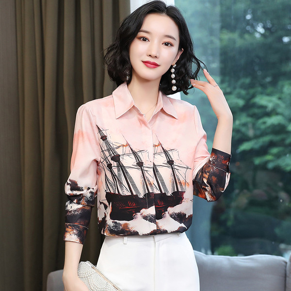 Uue mudeli aplikatsiooni ja klassikalise kraega naiste särk