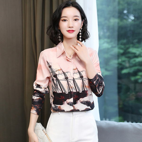 Uue mudeli aplikatsiooni ja klassikalise kraega naiste särk