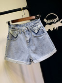 Széles farmer rövidnadrág magas derékkal és gyöngyökkel