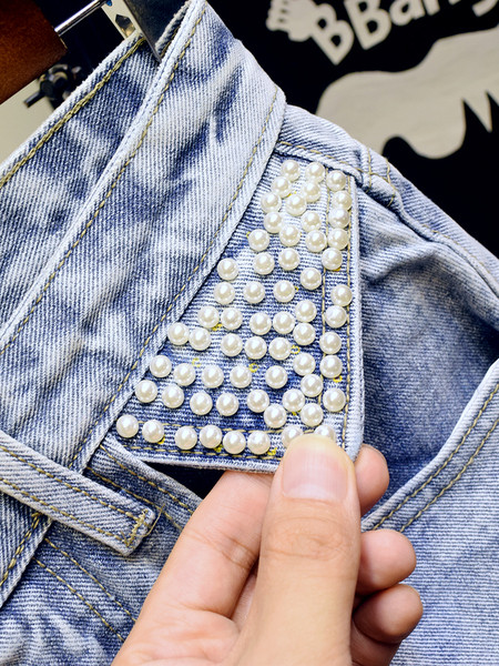 Széles farmer rövidnadrág magas derékkal és gyöngyökkel