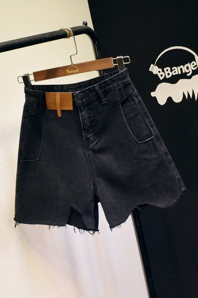 Zsebekkel, szakadt motívumokkal ellátott, hétköznapi női rövidnadrág