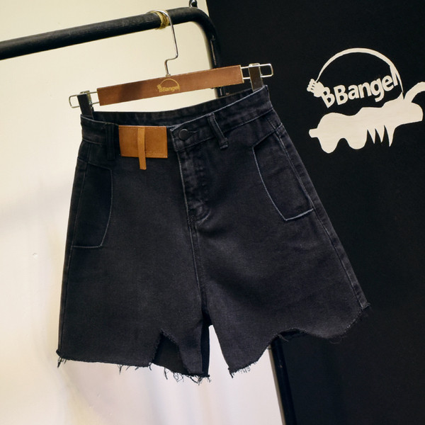 Zsebekkel, szakadt motívumokkal ellátott, hétköznapi női rövidnadrág