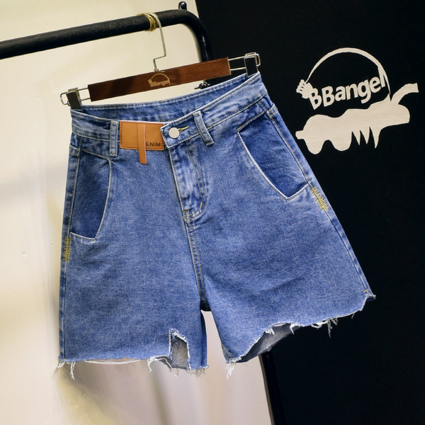 Zsebekkel, szakadt motívumokkal ellátott, hétköznapi női rövidnadrág