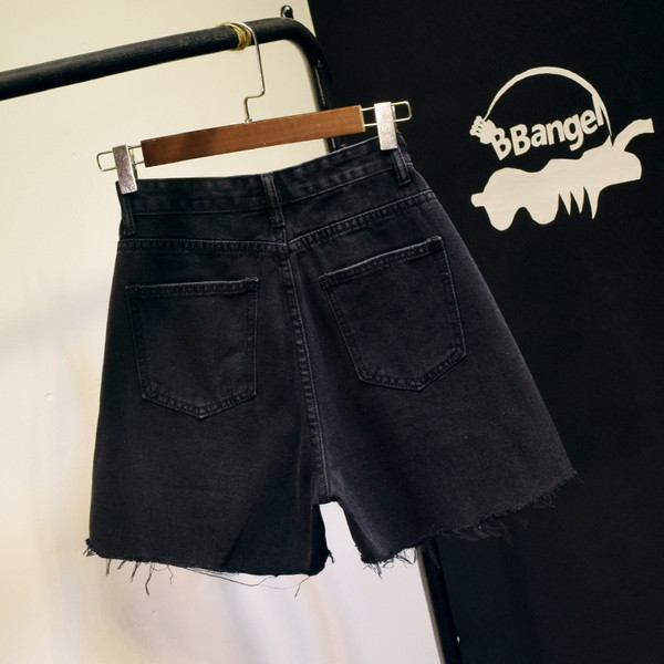 Zsebekkel, szakadt motívumokkal ellátott, hétköznapi női rövidnadrág